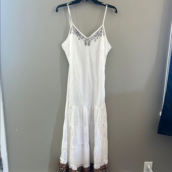 Elegant White Sleeveless Dress - Picture 1 of 7
